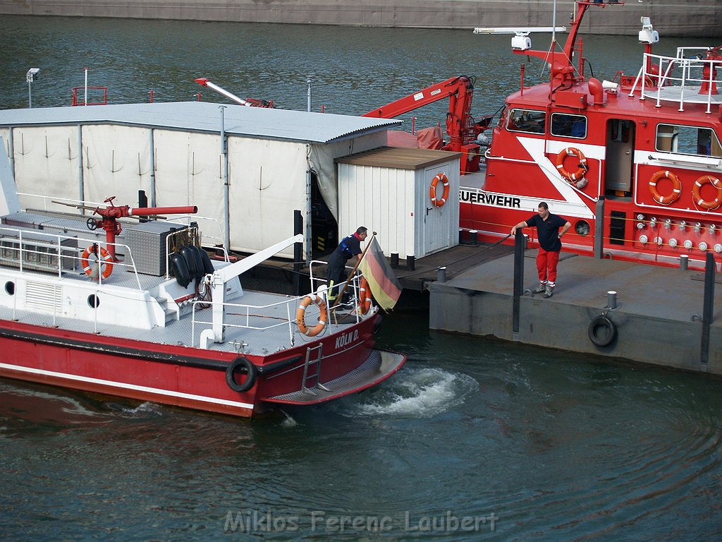 Einsatz Loeschboot Rettungsboot PRhein Koeln Rodenkirchen P40.JPG